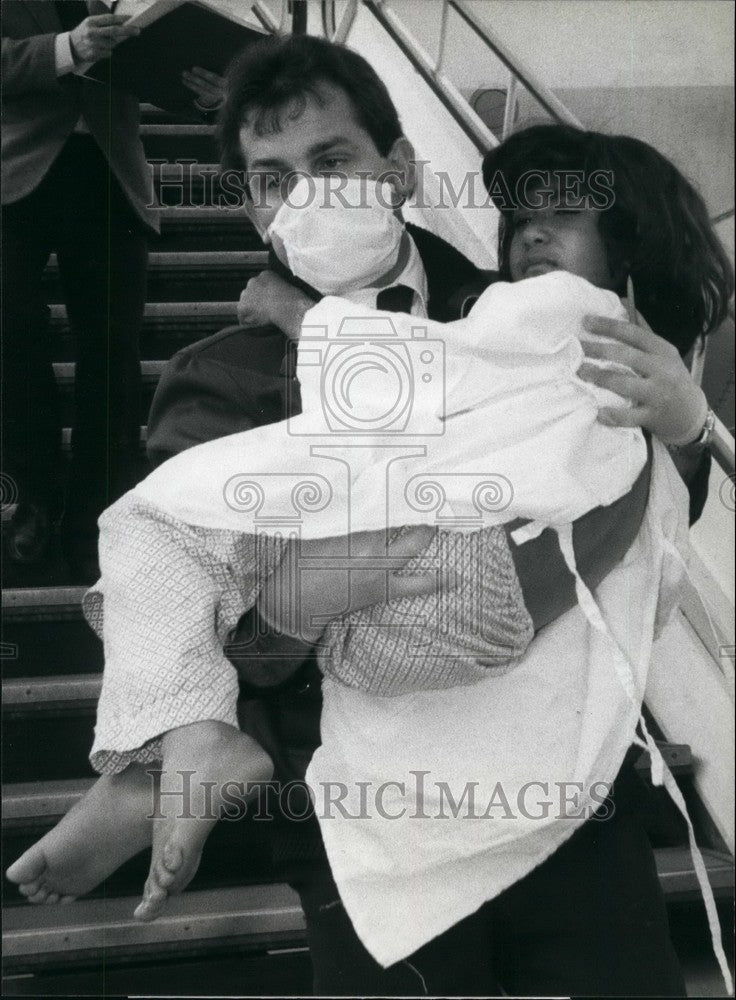 1988 Press Photo Poison Gas Victims arrive in Switzerland - KSB41783
