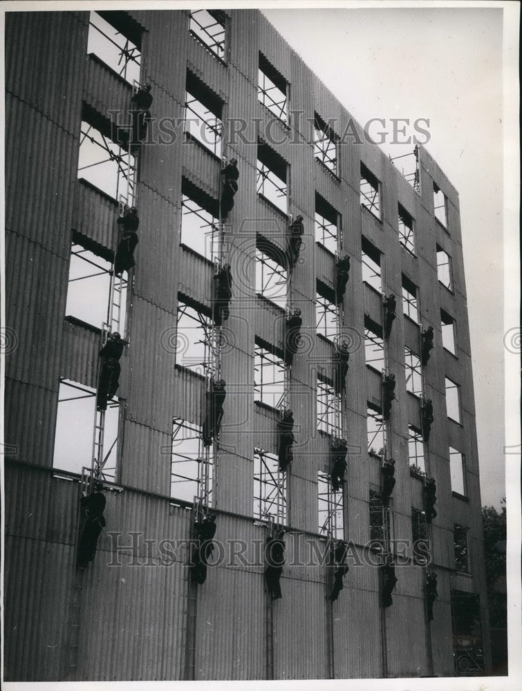 Load image into Gallery viewer, Press Photo Fire brigade training - KSB42119
