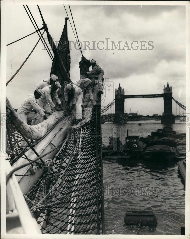 1957 Press Photo American training ship "Eagle" in the Thames - KSB42547