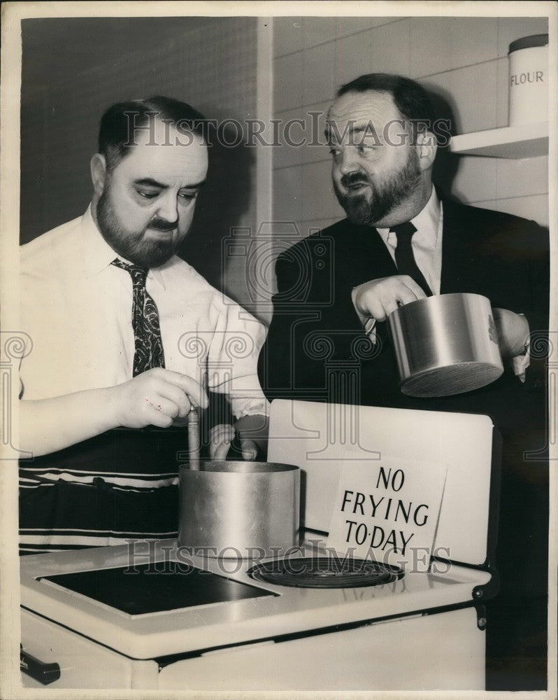Load image into Gallery viewer, 1954 Press Photo Philip Harren TV Chef Replica Ideal Homes Preview Olympia
