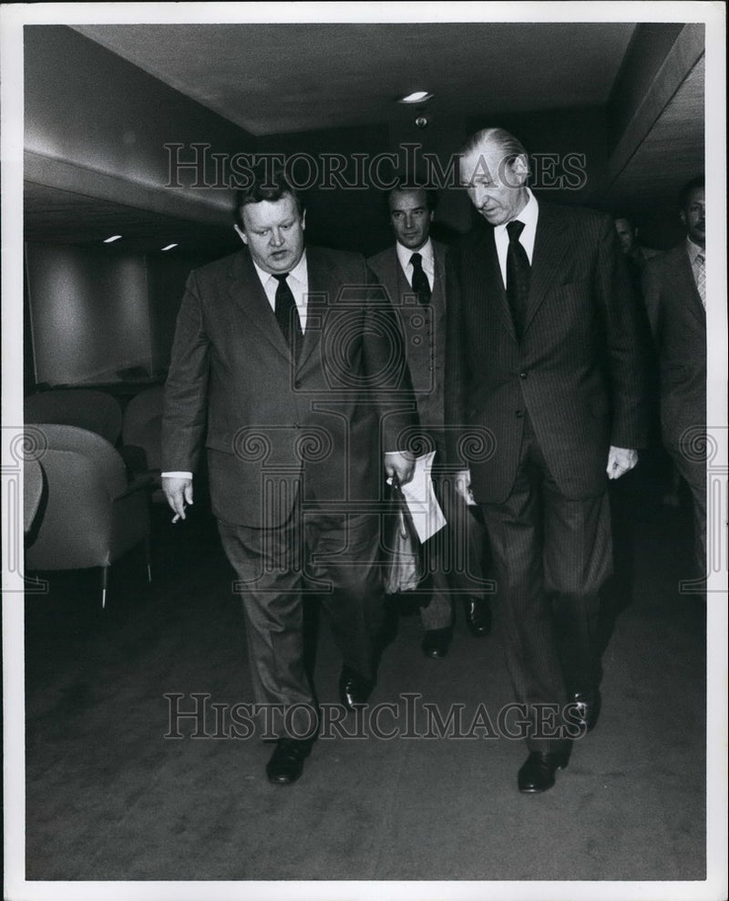 Load image into Gallery viewer, 1978 Press Photo Sec Gen. Kurt Waldheim/Martti Ahtisaari Nauibie UN Commissioner

