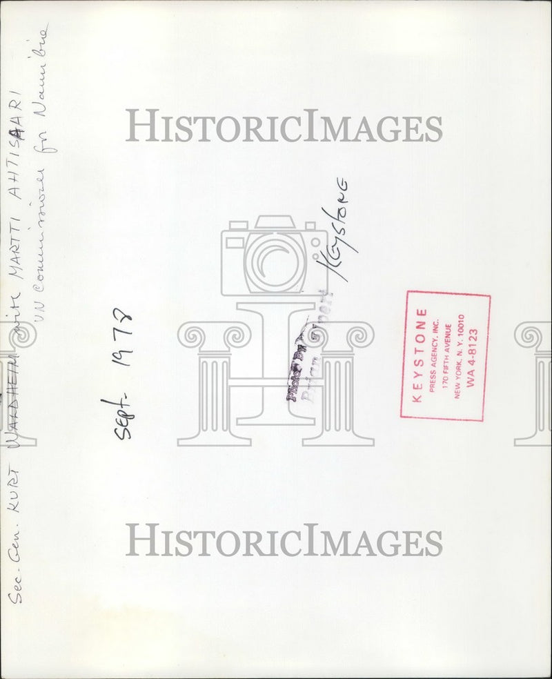Load image into Gallery viewer, 1978 Press Photo Sec Gen. Kurt Waldheim/Martti Ahtisaari Nauibie UN Commissioner
