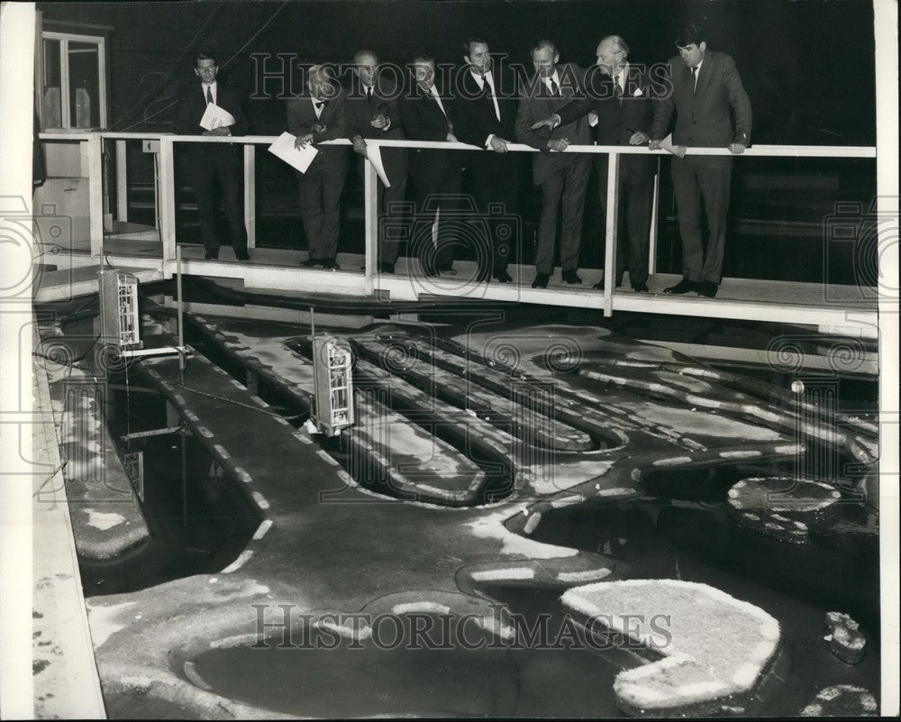 1970 Press Photo Businessmen Visiting Surrey Docks - KSB45003