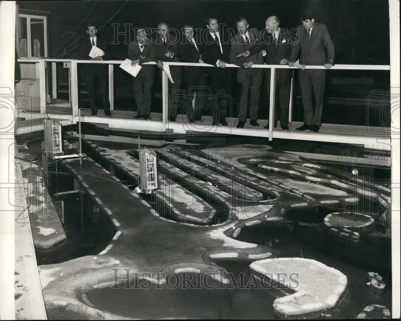 Load image into Gallery viewer, 1970 Press Photo Businessmen Visiting Surrey Docks - KSB45003
