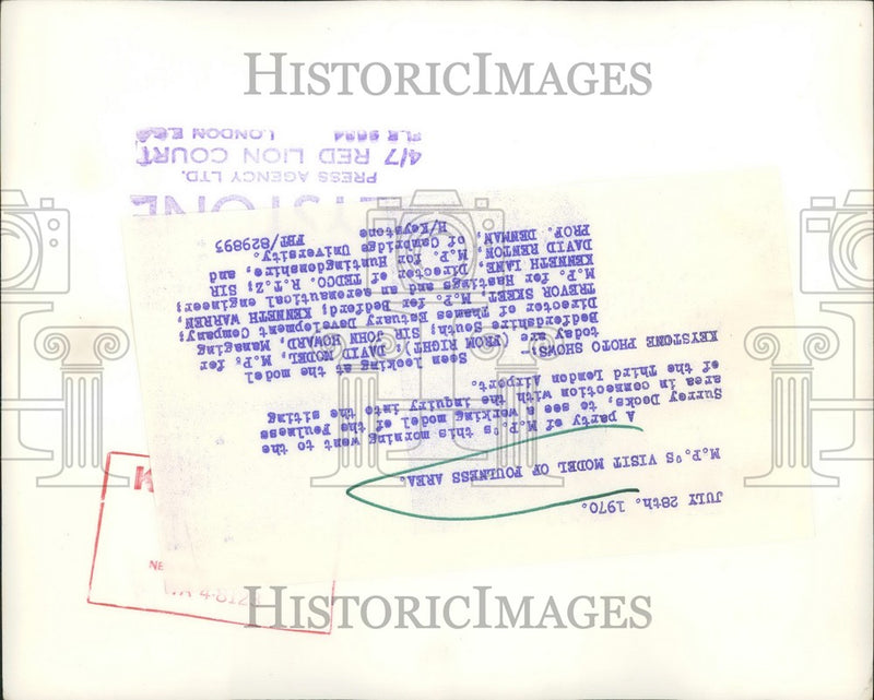 Load image into Gallery viewer, 1970 Press Photo Businessmen Visiting Surrey Docks - KSB45003
