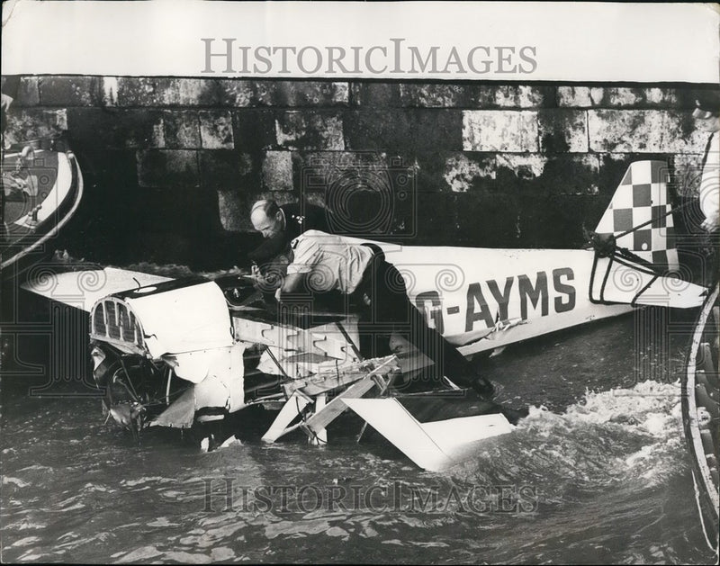 Load image into Gallery viewer, 1971 Press Photo Peter Terence Gent Egget Plane Crash Accident - KSB46781

