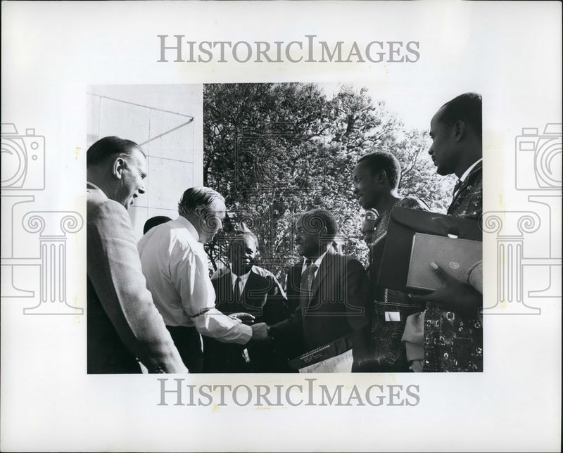 Load image into Gallery viewer, 1965 Press Photo Mr. Arthur Bottomley Prime Minister Harold Wilson Takawira

