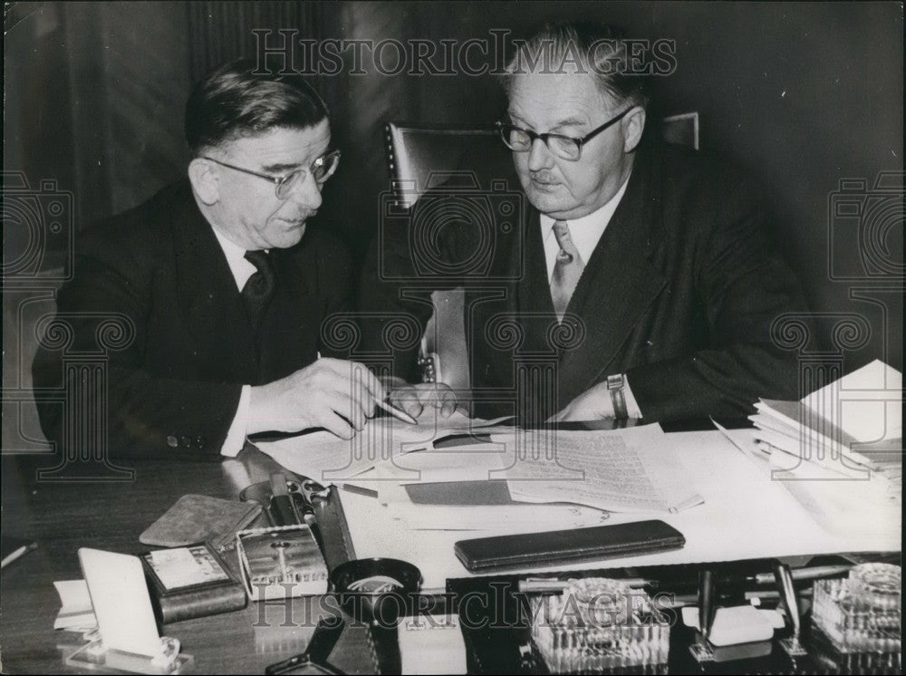 1955 Press Photo Leopold Figl is informing Chancellor Julius Raab - KSB51151