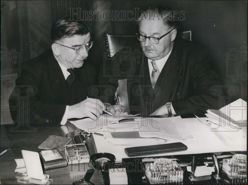 Load image into Gallery viewer, 1955 Press Photo Leopold Figl is informing Chancellor Julius Raab - KSB51151
