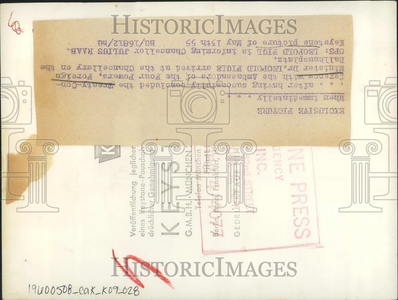 Load image into Gallery viewer, 1955 Press Photo Leopold Figl is informing Chancellor Julius Raab - KSB51151
