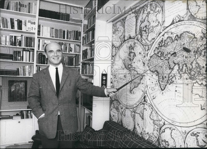 Load image into Gallery viewer, 1967 Press Photo German Politician Gunter Schweimer At Home
