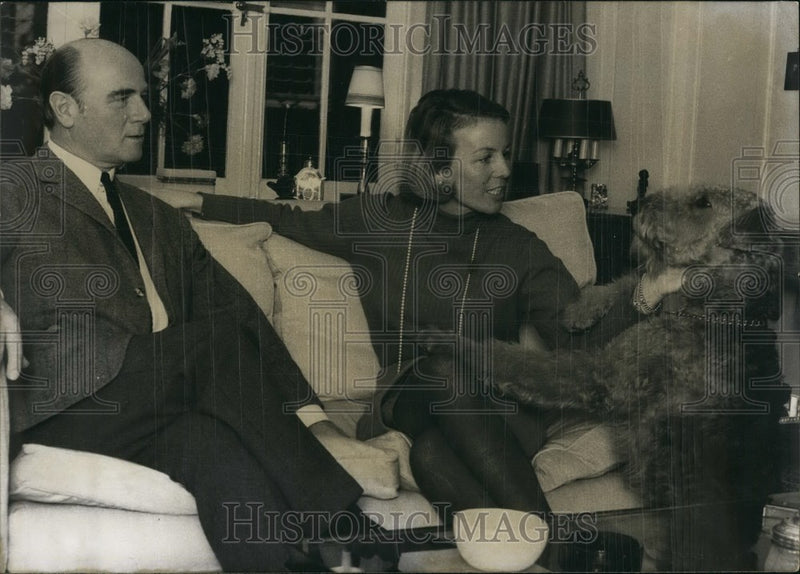 Load image into Gallery viewer, 1967 Press Photo Gunter Schweimer with Wife and Dog - KSB52353
