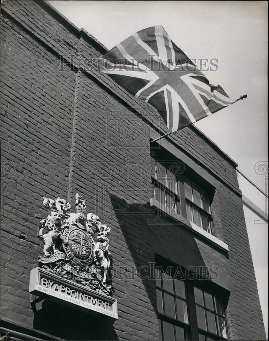 Press Photo Art Dealer's Shop in Thames Street - KSB54609- Historic Images