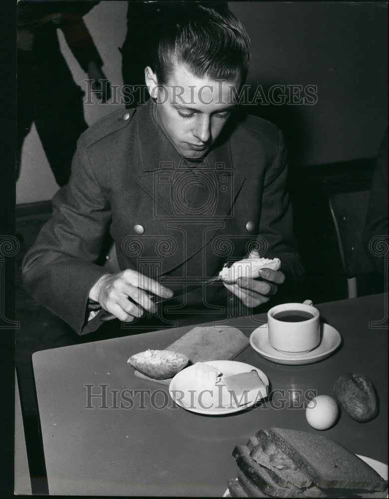 Load image into Gallery viewer, Press Photo A Draftee Sits Down To A Hearty Breakfast - KSB54679
