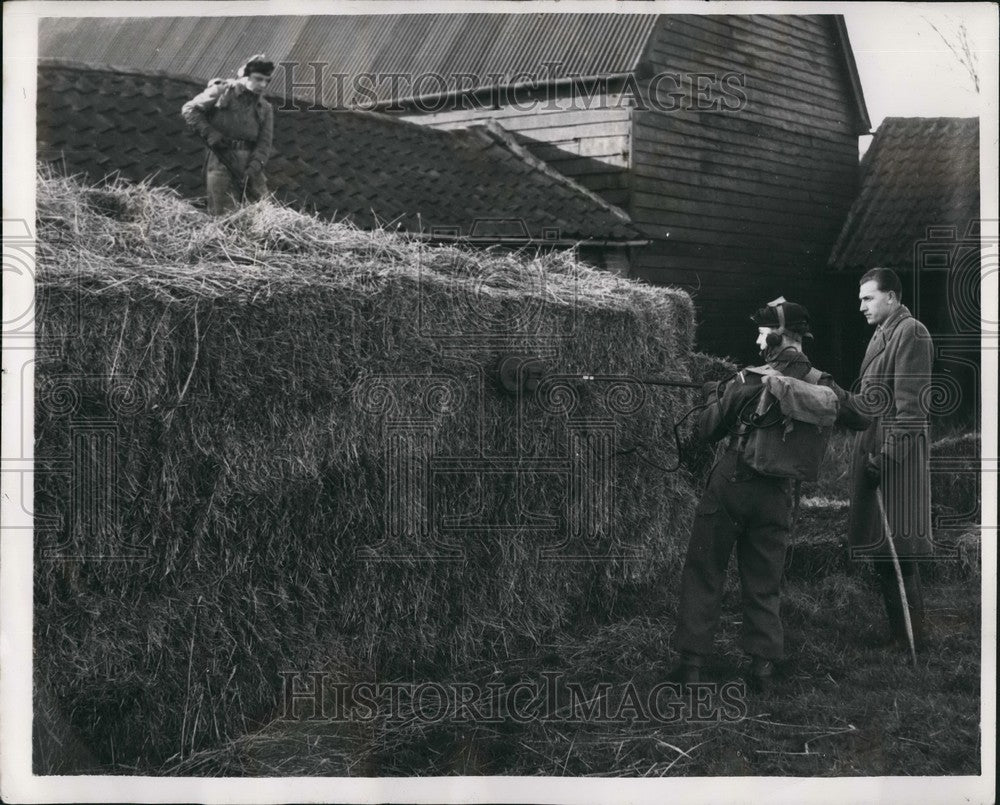 1958 Press Photo Men of West Yorkshire Search For Weapon W/ Metal Detectors