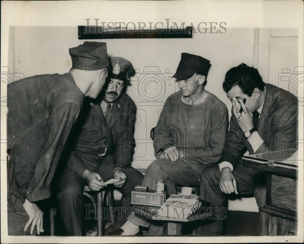 1957 Press Photo British Prisoners In Cairo Receive Gifts From England- Historic Images