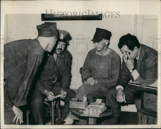 1957 Press Photo British Prisoners In Cairo Receive Gifts From England- Historic Images