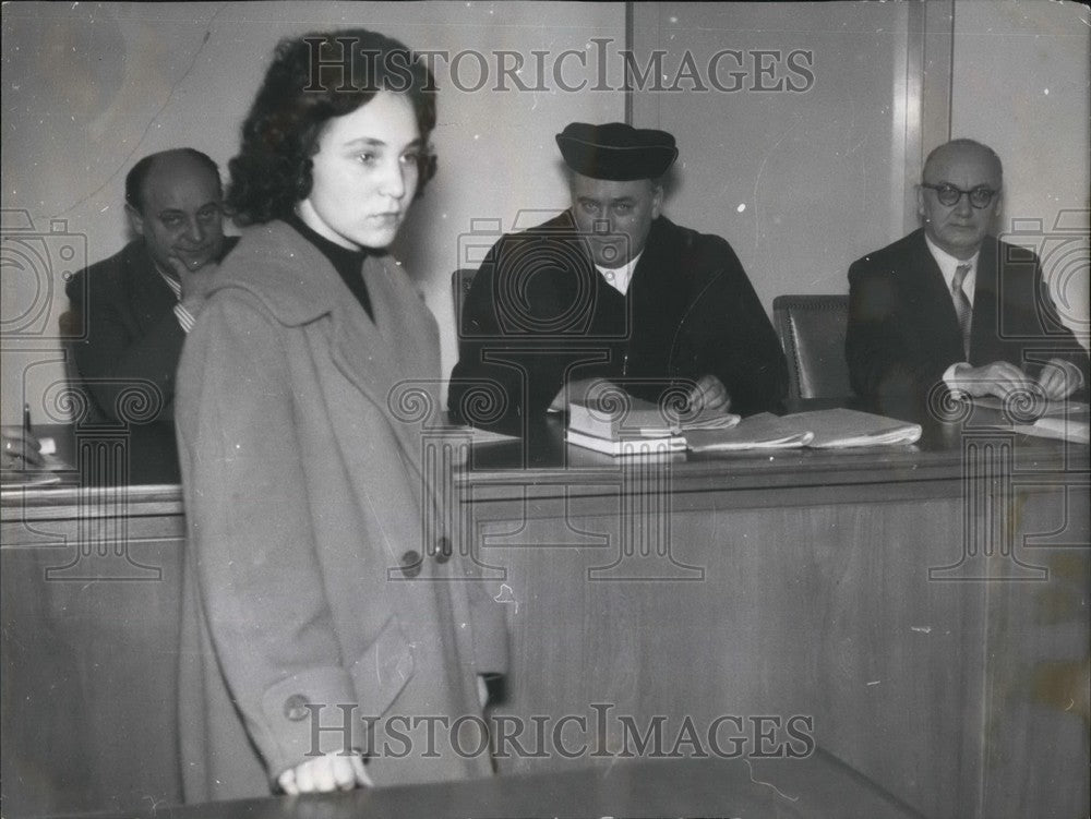 1957 Press Photo Ellen Bachora Linen At Tribunal For Being Dismissed By Boss