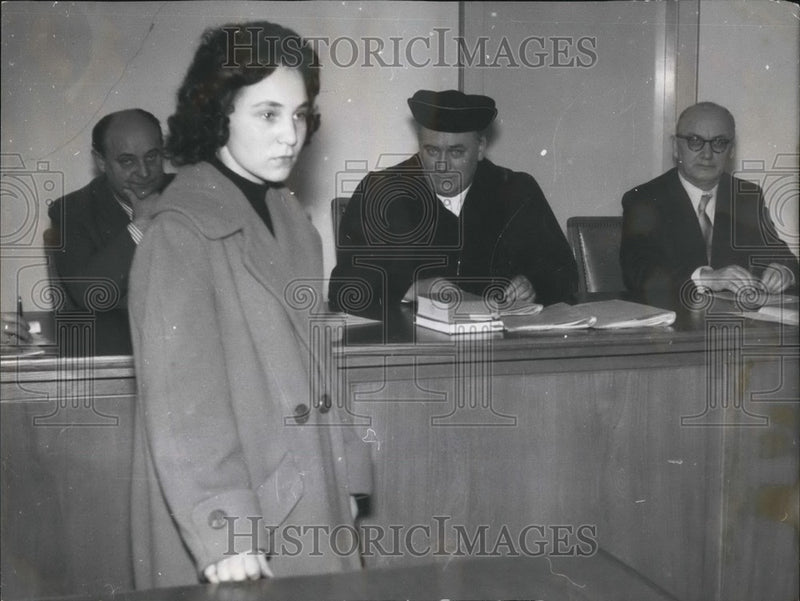 Load image into Gallery viewer, 1957 Press Photo Ellen Bachora Linen At Tribunal For Being Dismissed By Boss
