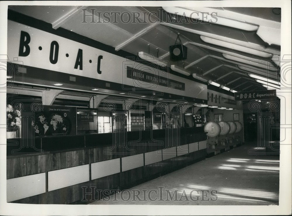 1958 Press Photo Union Leader Jim Matthews Holds Mass Meeting of Strikers