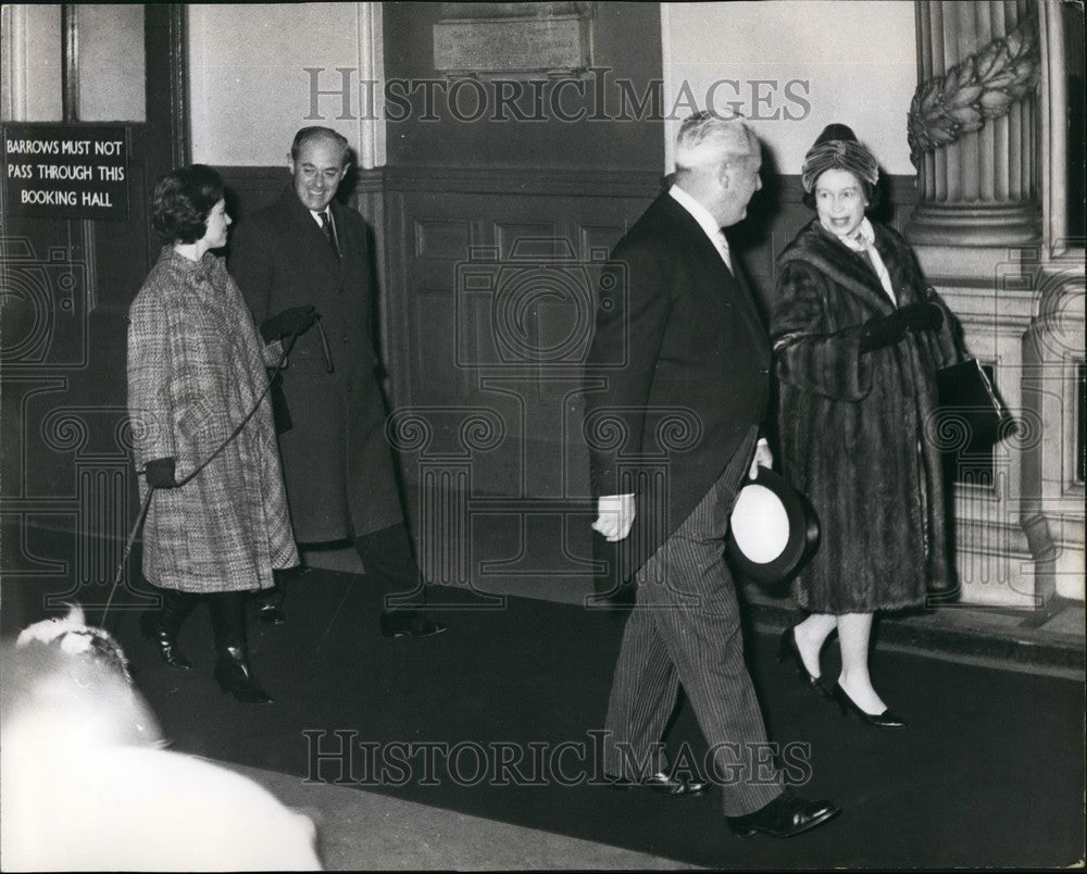 1964 Press Photo H.M. The Queen returns To Sandringham - KSB58035