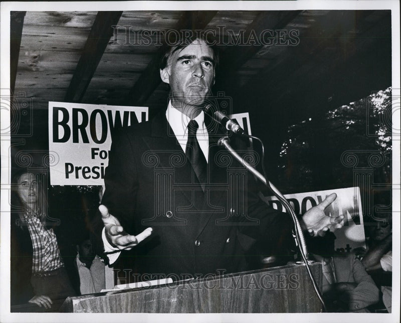 Load image into Gallery viewer, 1979 Press Photo Jerry Brown at the Strafford County Picknic, Hellenic Center
