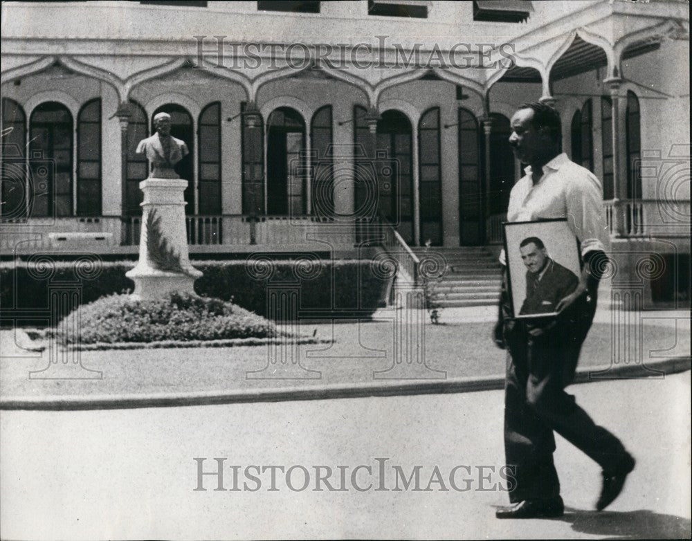 1956 Press Photo employee of Suez Canal Company with pic of President Nasser