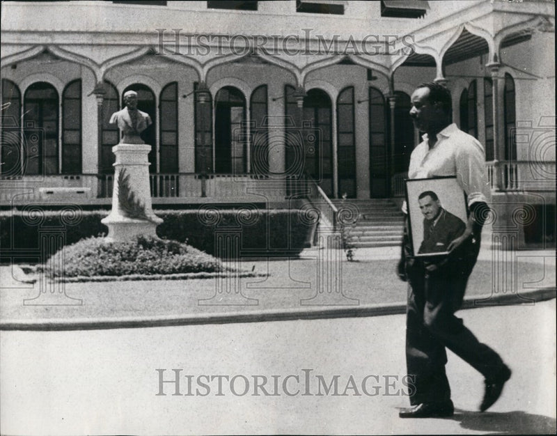 Load image into Gallery viewer, 1956 Press Photo employee of Suez Canal Company with pic of President Nasser
