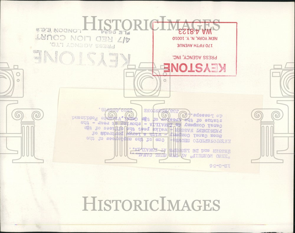 1956 Press Photo employee of Suez Canal Company with pic of President Nasser