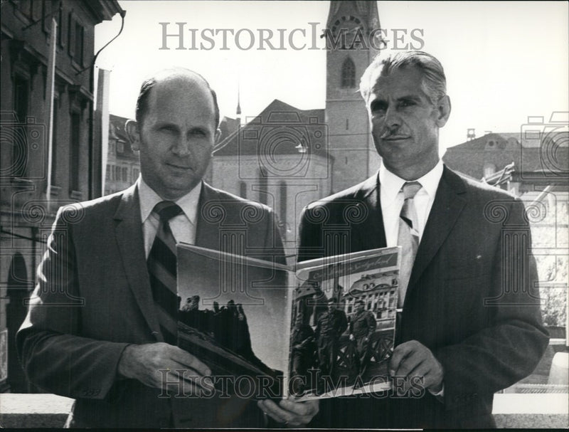 Load image into Gallery viewer, 1970 Press Photo ex-GIs Jesse H. Ellsworth (left) and Steve Marcinek - KSB59597
