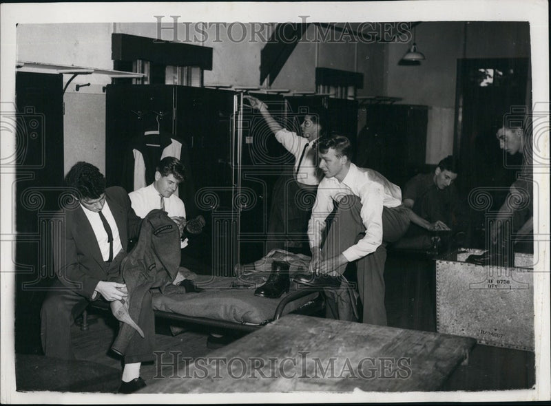 Load image into Gallery viewer, 1956 Press Photo Reservists Get Call-Up Orders,Operation Suez Begins - KSB60213
