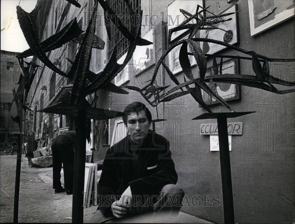 1962 Press Photo Artist and his work in Italy - KSB60389
