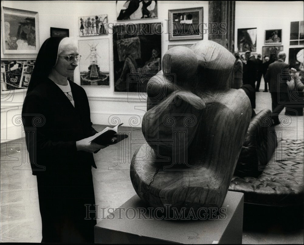 1969 Press Photo "mother and child", in wood, by Jack Bryne-Daniel, - KSB60537