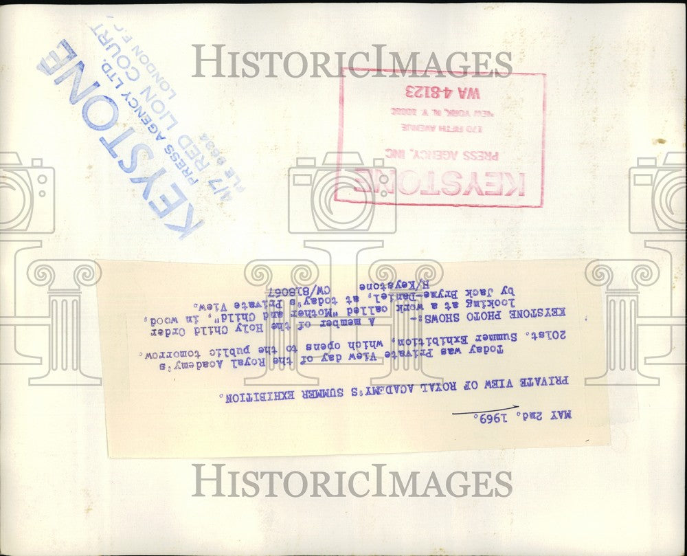 1969 Press Photo "mother and child", in wood, by Jack Bryne-Daniel, - KSB60537