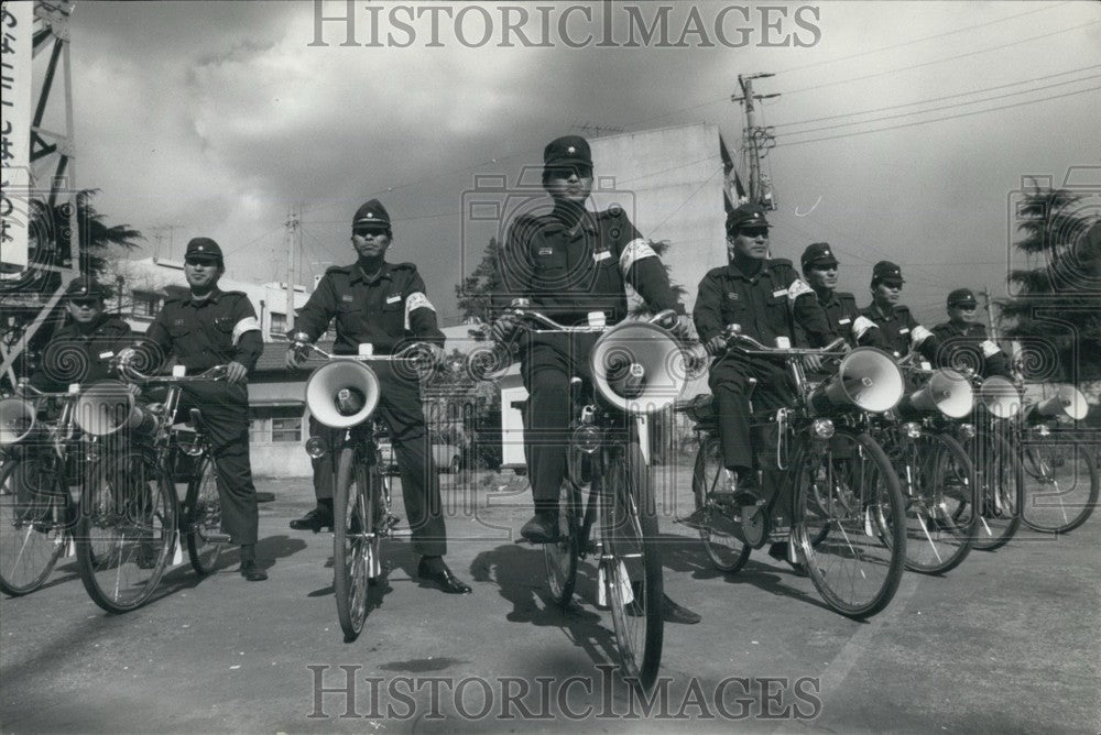 1972 Press Photo Tokyo firemen are patrolling the narrow streets of Shinjuku