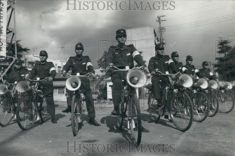 Load image into Gallery viewer, 1972 Press Photo Tokyo firemen are patrolling the narrow streets of Shinjuku
