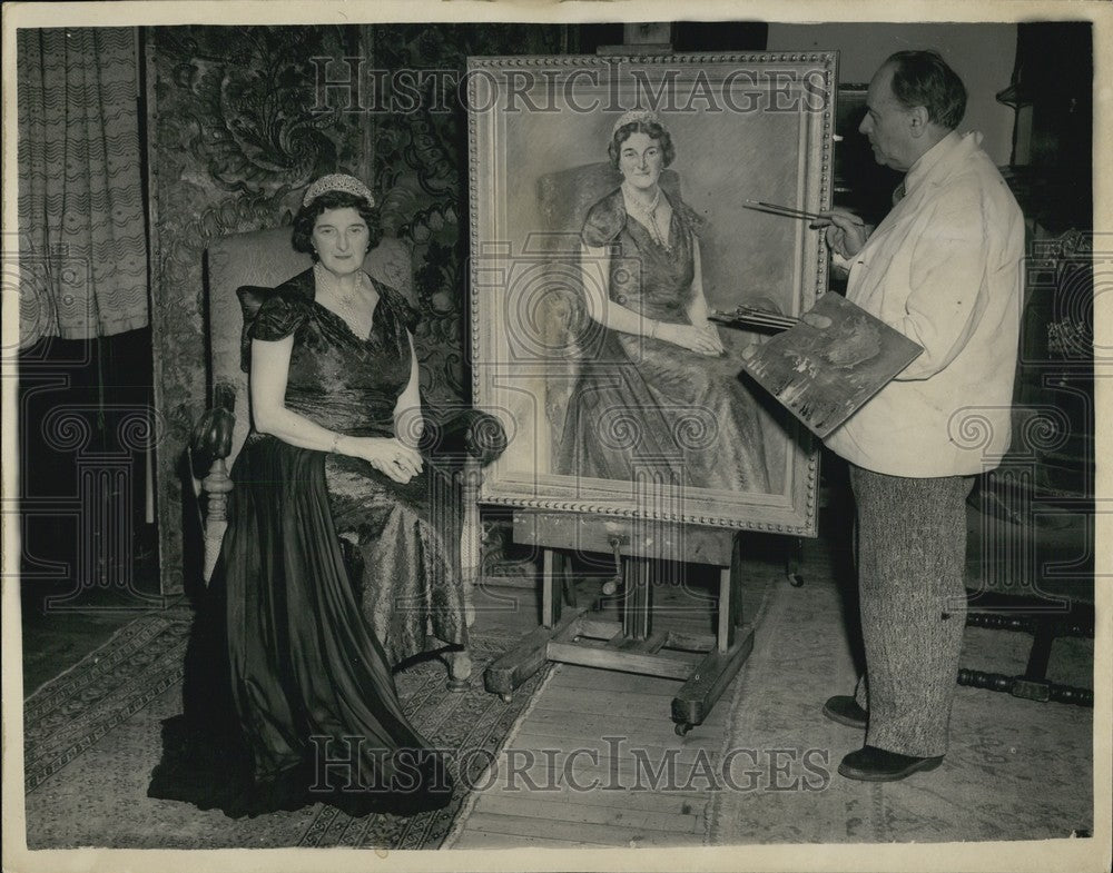 1955 Press Photo Philip Kauffman Paints Portrait Mildred Gunning Cousin Earl