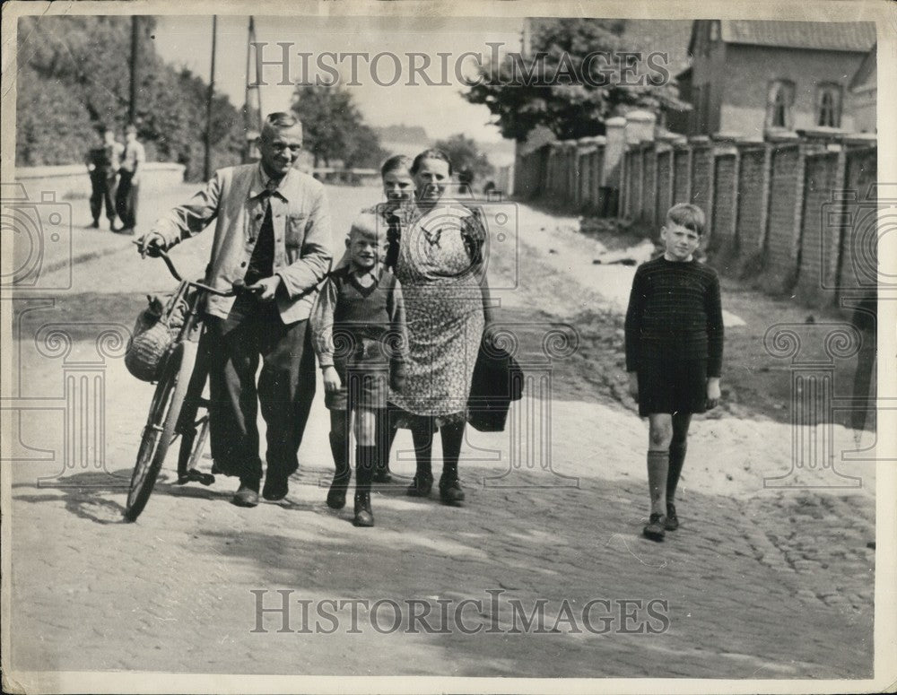 Press Photo German family in the street - KSB64227- Historic Images