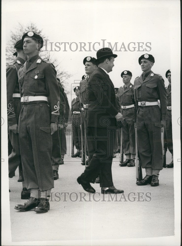 1957 Press Photo Secretary Of State For War John Hare At Passing-Out Parade- Historic Images