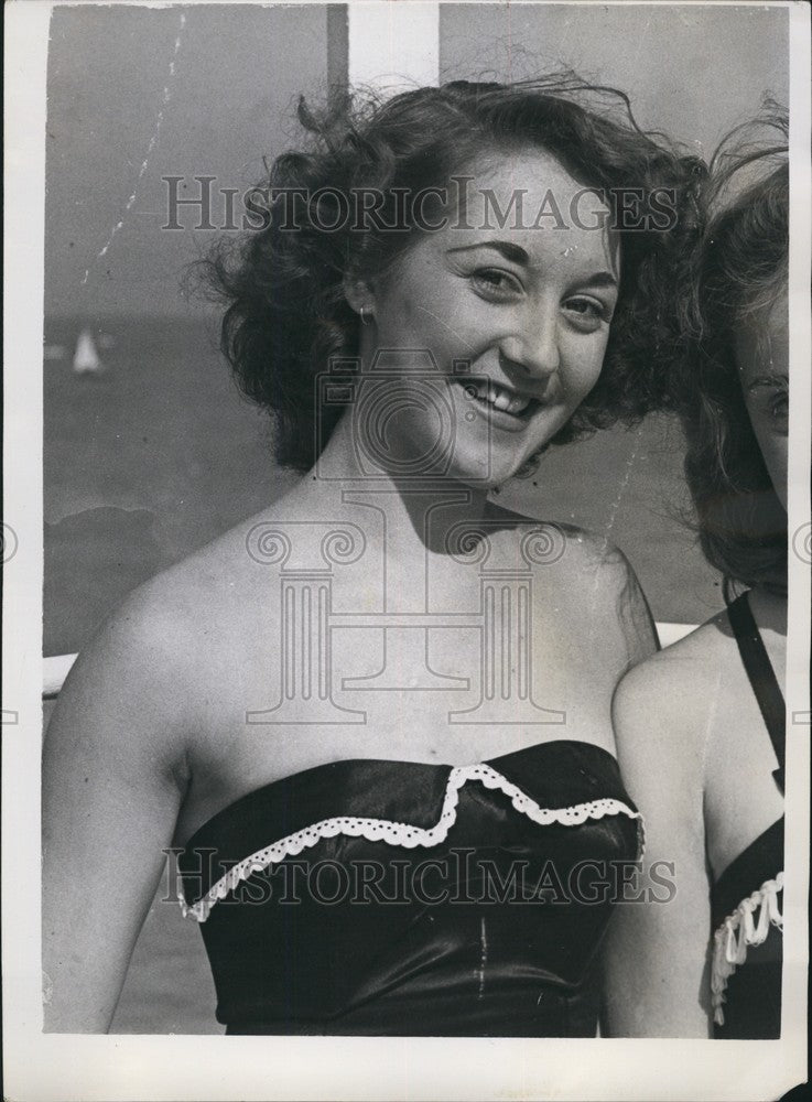 Load image into Gallery viewer, 1954 Press Photo Beauty contestant June Malins dead of poison - KSB65453
