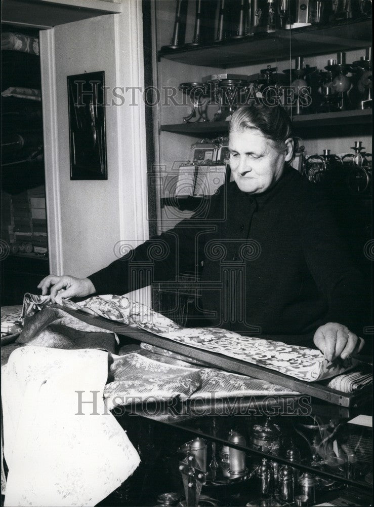 Press Photo Work In Full Swing In Rome&#39;s Tailor Shops - KSB67465- Historic Images