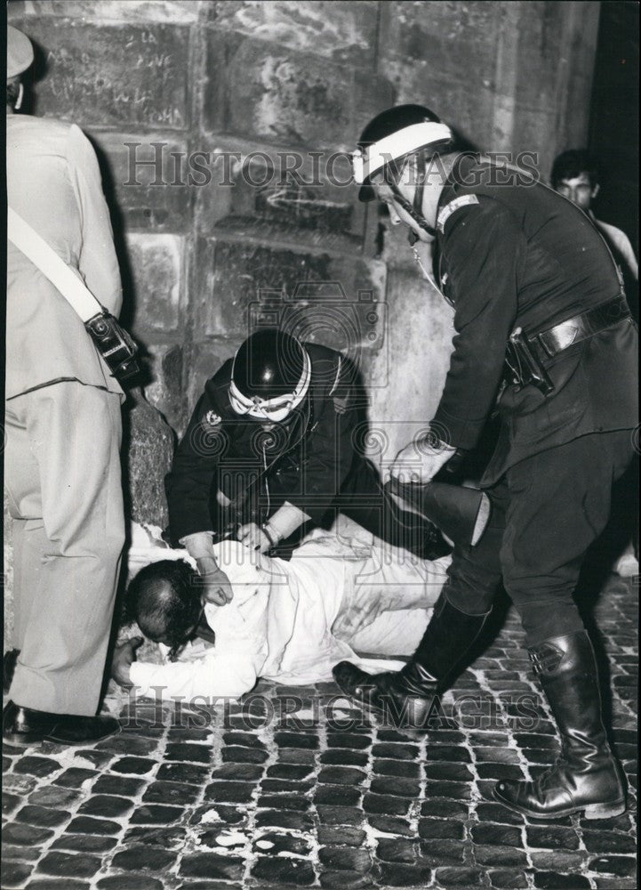 Press Photo A Venezuelan painter Carlos Aponte Stopped By Police - KSB70115- Historic Images