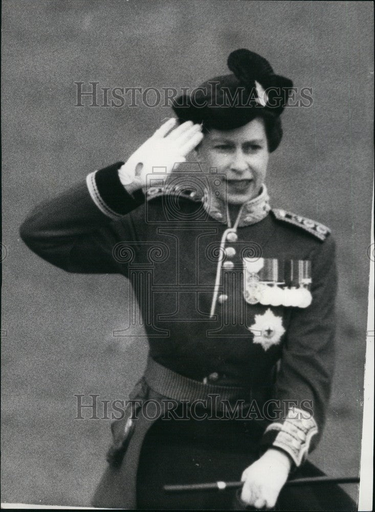 1958 Press Photo Queen receives Salute at Trooping the Color Ceremony