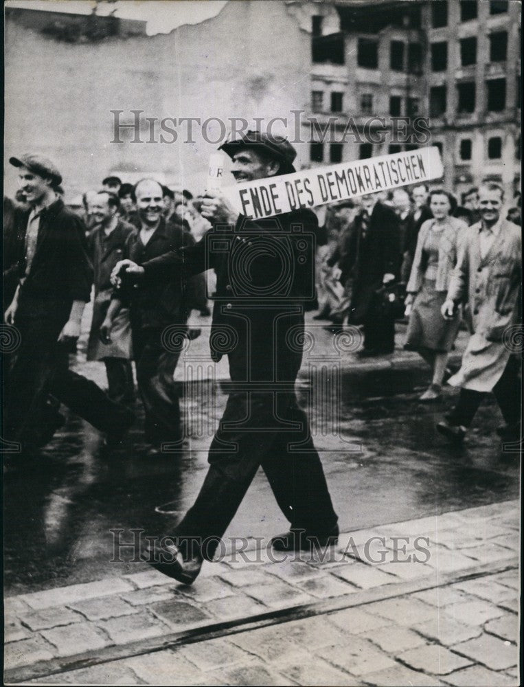 Press Photo Sign means The end of the democratic sector in Berlin - KSB71645- Historic Images