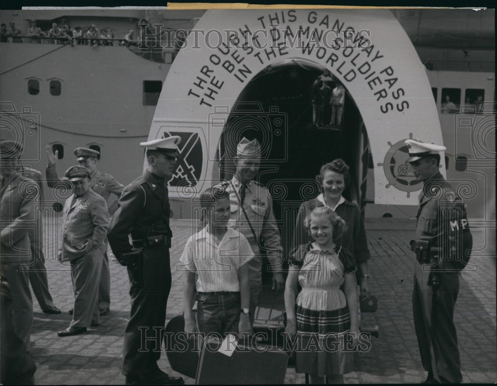 1955 Press Photo American Troop Carrier Upshure Families Boarding - KSB74863- Historic Images