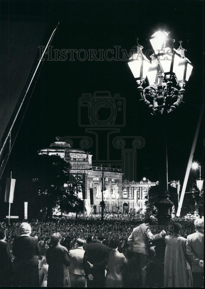 Press Photo Vienna Festival Opening Front Burgtheatre Crowd - KSB75193- Historic Images