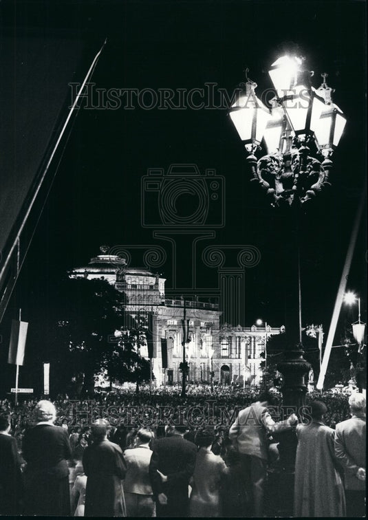 Press Photo Vienna Festival Opening Front Burgtheatre Crowd - KSB75193- Historic Images