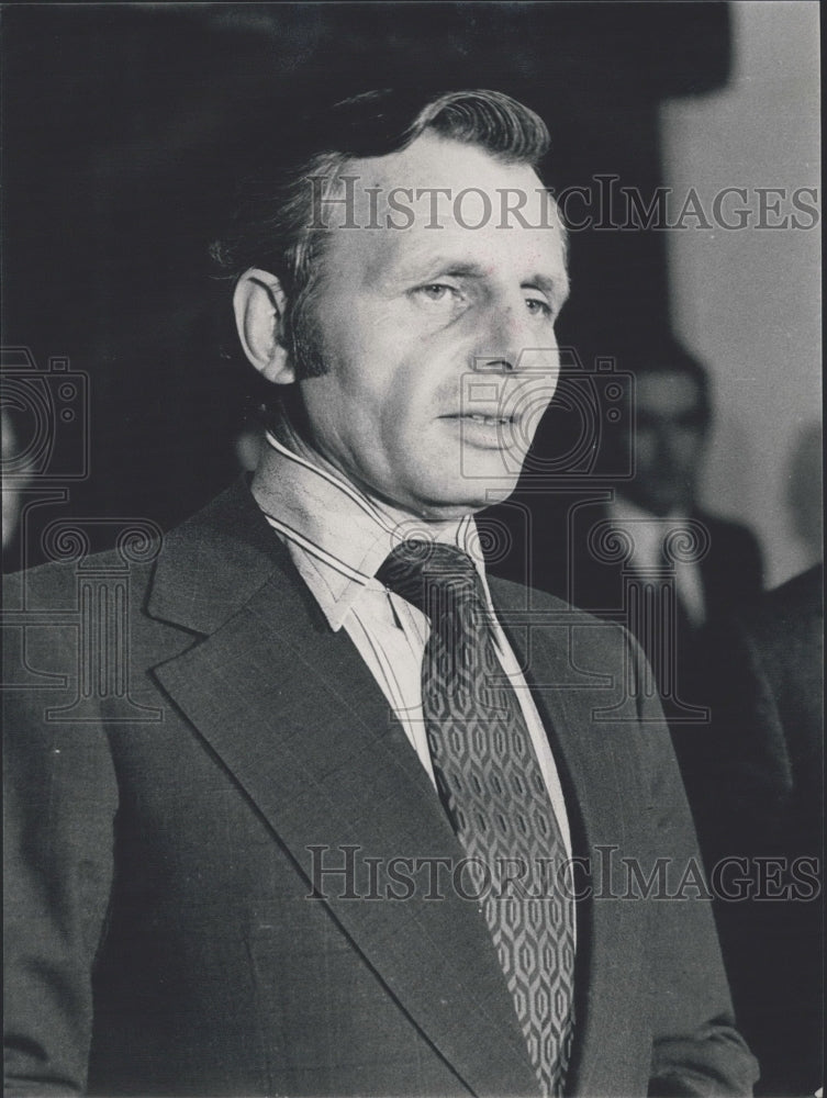 1977 Press Photo Frank Carlucci The U.S.A. Ambassador In Lisbon- Historic Images