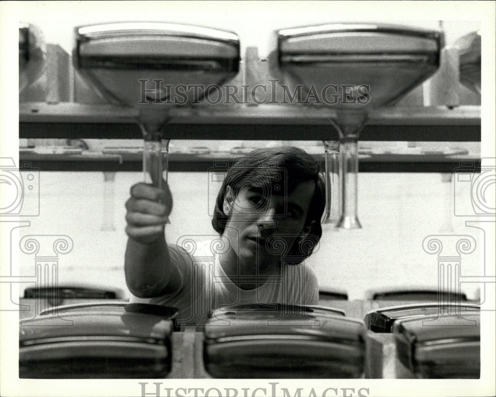 Press Photo Tech at Raytheon plant in Quincy, Mass., with video tubes- Historic Images