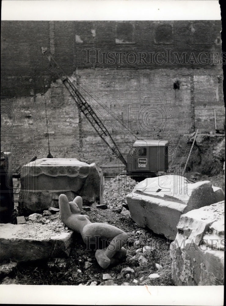 Press Photo Solitary Sunbather Sculpture Sir John Cass Institute Jewry Street- Historic Images